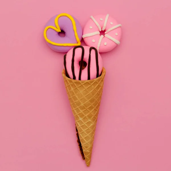 Helado de Donut de moda. Caramelo rosado arte plano mínimo . —  Fotos de Stock