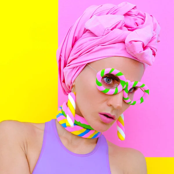 Candy Fashion Lady en accesorios dulces. Tendencia de colores pastel. S —  Fotos de Stock
