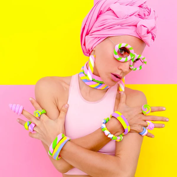 Candy Fashion Look. Girl in marshmallow accessory. — Stock Photo, Image