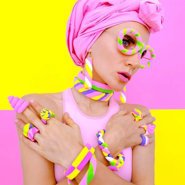 Candy Fashion Look. Chica en accesorio de malvavisco. Vainilla de pastel — Foto de Stock