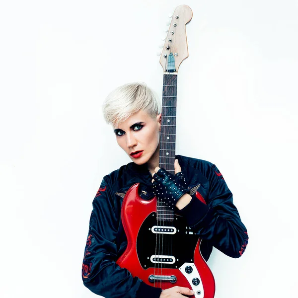 Blondes Tomboy-Mädchen mit Elektrogitarre. Mode im Rockstil — Stockfoto