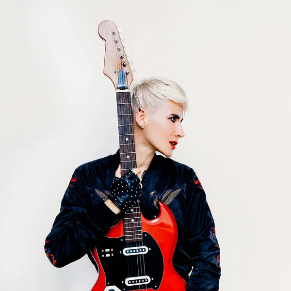 Chica rubia con electro guitarra. Moda estilo rock — Foto de Stock
