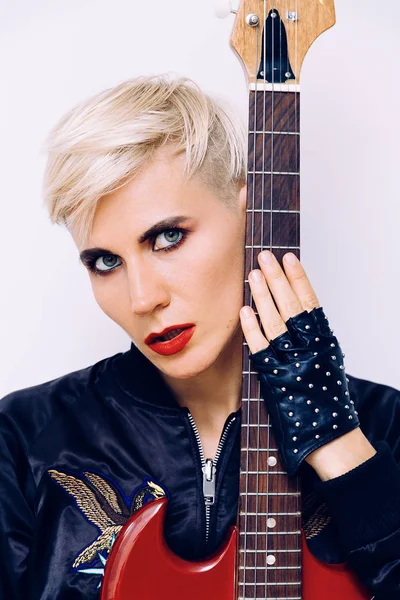 Sinnliches blondes Mädchen mit Elektrogitarre. Rock-Stil — Stockfoto