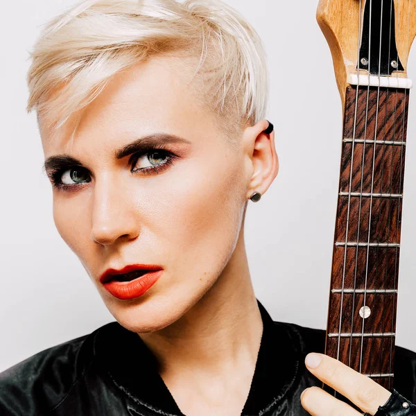 Blonde Model met electro-gitaar. Rock fashion stijl — Stockfoto