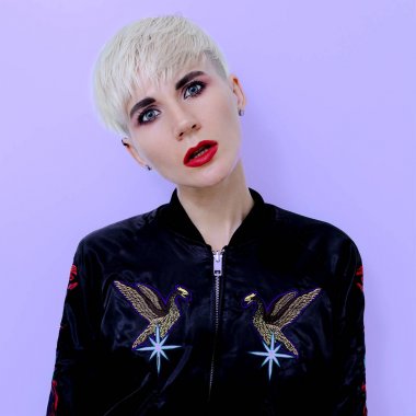 Kısa saç kesimi saç trendleri moda ile sarışın Model