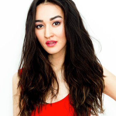 uzun saçlı esmer güzel kız