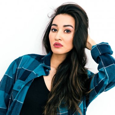 Kareli gömlekli uzun saçlı esmer güzel. Casual out