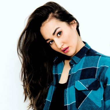 Güzel esmer kız Kareli gömlekli uzun saçlı. Casua