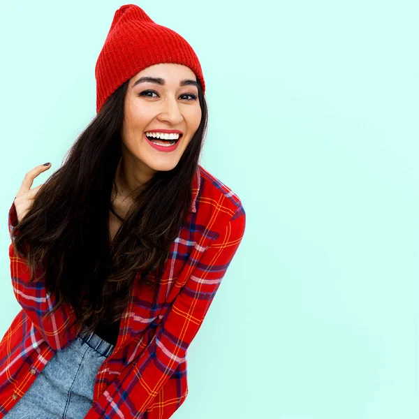 Menina morena feliz. Sorriso e moda vibrações urbanas — Fotografia de Stock