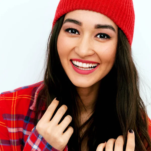 Menina morena feliz. Sorriso e vibrações de moda — Fotografia de Stock