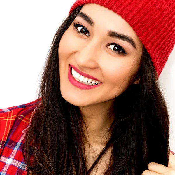 Щасливі брюнетка дівчина посмішкою і моди сорочки Checkered і beani — стокове фото