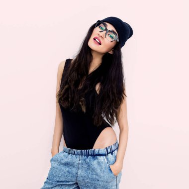 Esmer kız siyah gövde ve beanie Cap. Kot pantolon. Erkek Fatma stili