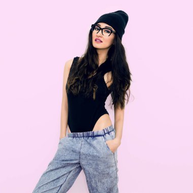 Esmer kız siyah gövde ve beanie Cap. Moda kot. Tombo