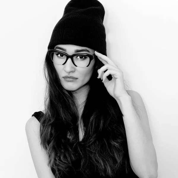 Swag brunett modell i snygg glasögon och mössa mössa — Stockfoto