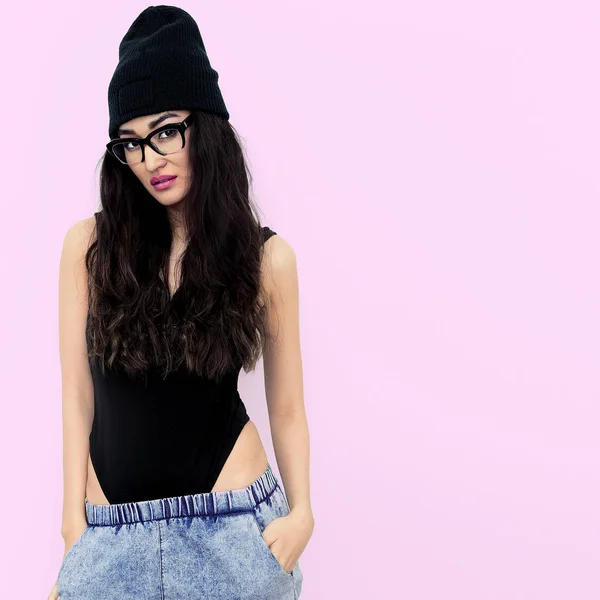 Sexy brunette in zwarte lichaam en beanie cap. Jeans. Tomboy-stijl — Stockfoto