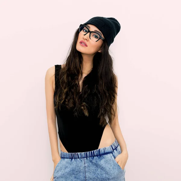 Elegante morena en cuerpo negro y gorra de gorro. Vaqueros. Tomboy sty — Foto de Stock