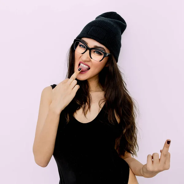 Morena Chica en cuerpo negro y gorra de gorro. Gafas elegantes. Cisne —  Fotos de Stock