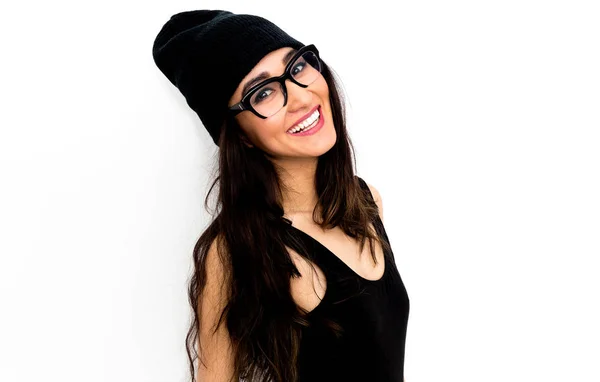 Modelo morena feliz em corpo preto e gorro. Vidro elegante — Fotografia de Stock