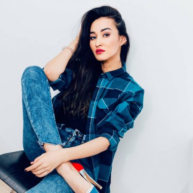 Kareli gömlekli uzun saçlı güzel esmer model. Casu