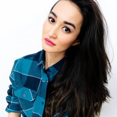 Güzel Bayan Kareli gömlekli uzun saçlı. Casual göz