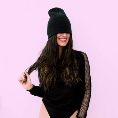 Esmer Model siyah şık gövde ve beanie Cap. Oynak fas