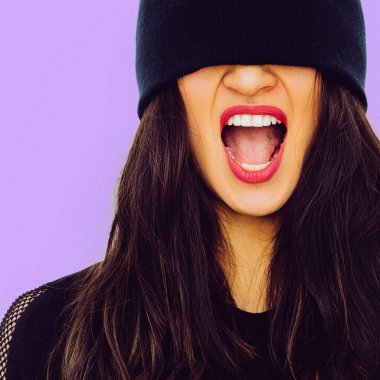 Esmer kız siyah bere içinde çığlık. Moda kentsel tarzı