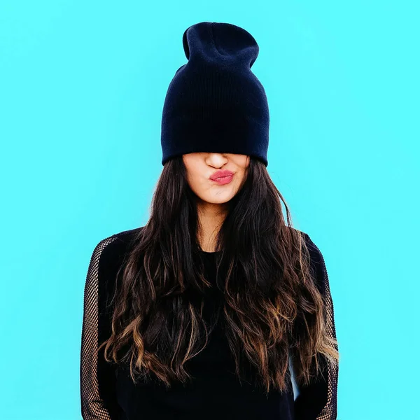 Emotional brunette in black beanie cap. Stylish urban look — Stock Photo, Image