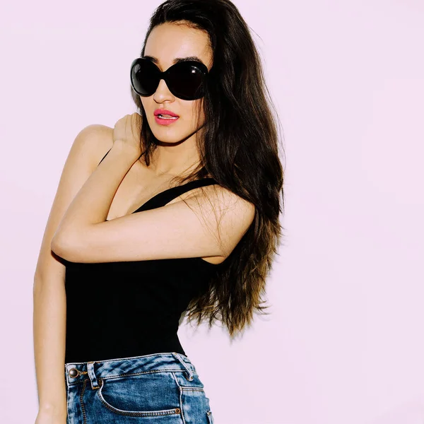 Morena Chica en cuerpo negro y gafas de sol de moda. Mira de verano — Foto de Stock