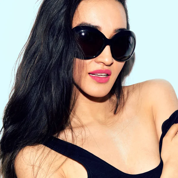 Portret brunetka w stylowych okularów przeciwsłonecznych. Letnie wibracje — Zdjęcie stockowe