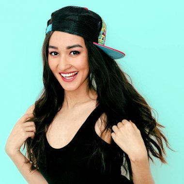 Mutlu genç kız moda b-boy şapkalı. Kentsel tarzı