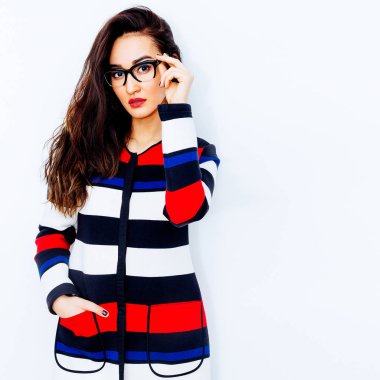 Kız bir moda çizgili ceket ve aksesuarlar