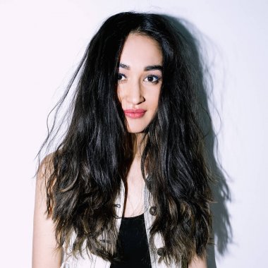 Uzun saçlı seksi esmer modeli