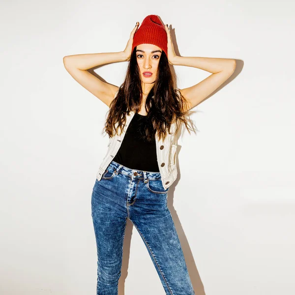 Bruneta hezká dívka v módní čepice a džíny. Městská času — Stock fotografie