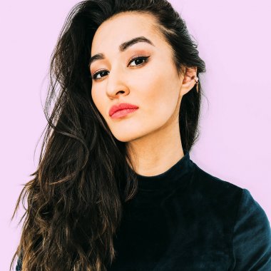 Seksi esmer uzun saçlı. Moda doğal saç