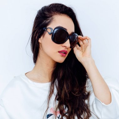 Esmer kız şık Eyewear. Moda güneş gözlüğü