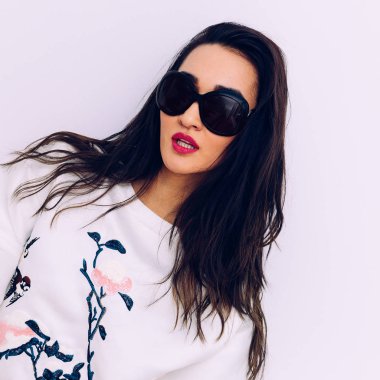 Esmer modeli şık Eyewear. Moda güneş gözlüğü