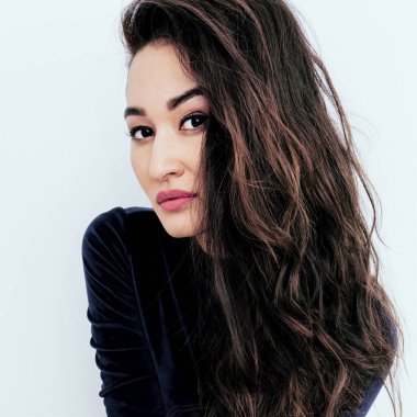 Seksi esmer uzun saçlı. Moda doğal saç