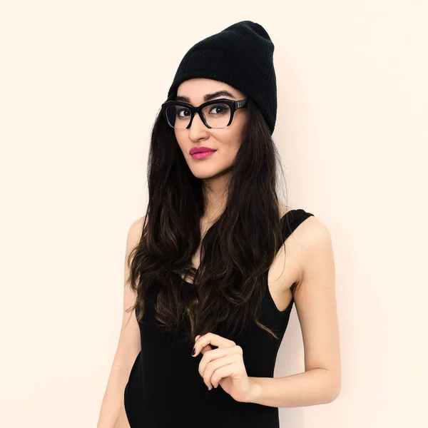Brunetka model v módní čepice a stylové brýle lup st — Stock fotografie