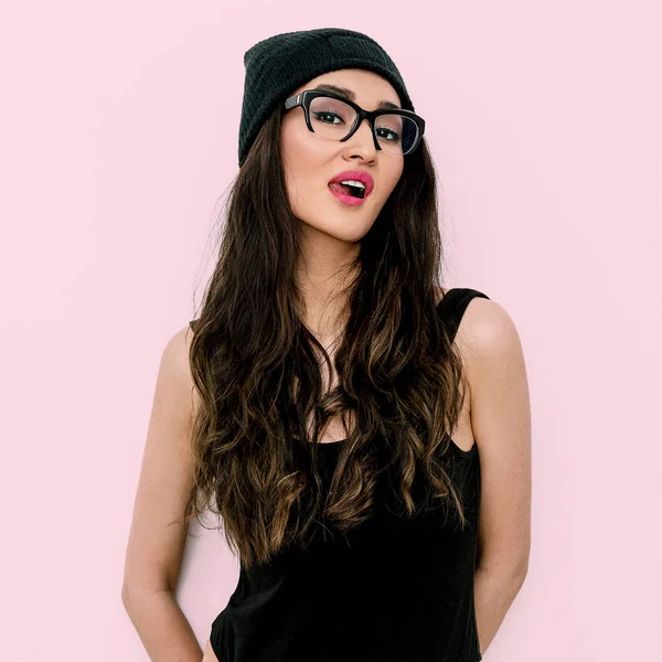 Modelo morena sexy en gorra de gorro de moda y gafas con estilo — Foto de Stock