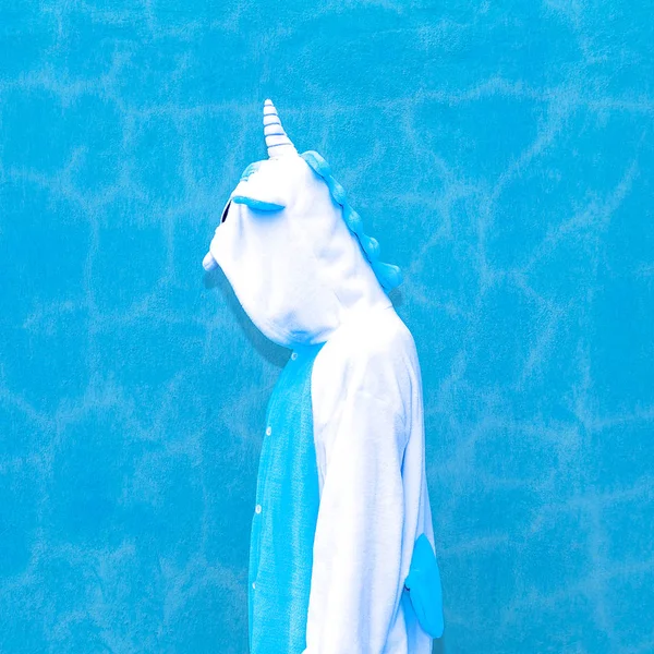 Unicornio sobre un fondo de pared azul. Sensaciones mínimas — Foto de Stock