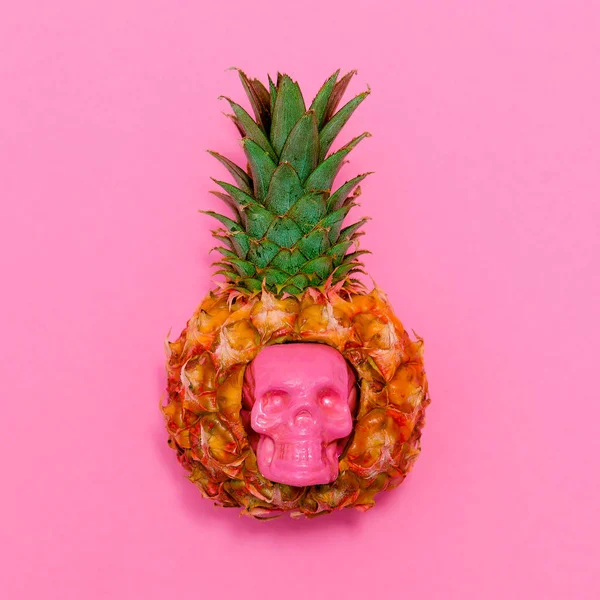 Mini abacaxi rosa com crânio Minimal flat lay art — Fotografia de Stock