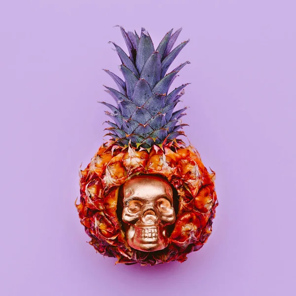 Mini-Ananas mit Totenkopf minimale flache Lagekunst — Stockfoto