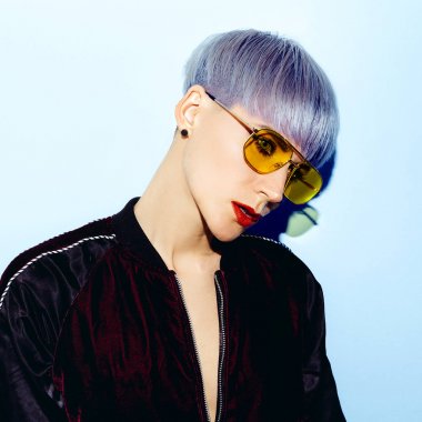 Erkek Fatma moda Model şık bir görünüm. Trendy mavi kısa saç