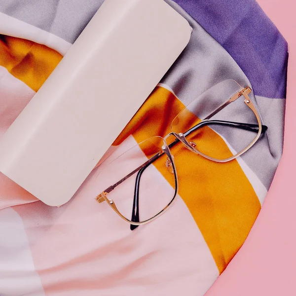 Accesorios de moda Bufanda y gafas. Estilo de moda de verano —  Fotos de Stock