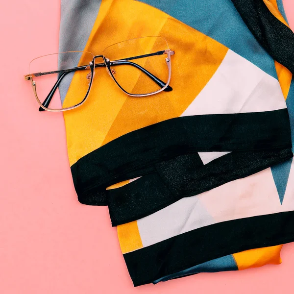Accesorios de estilo Bufanda y gafas. Tendencia de moda verano — Foto de Stock