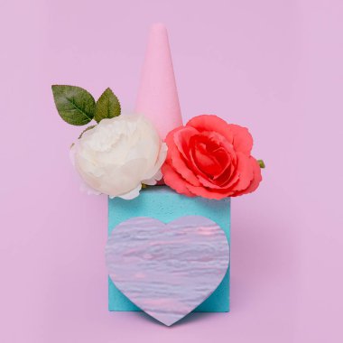 Çiçek kompozisyonunda bir kalp. Tebrikler, bahar, Valen.