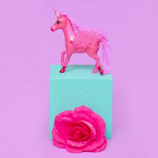 Mainan Unicorn di ruang geometris. Minimal seni. Getaran merah muda — Stok Foto
