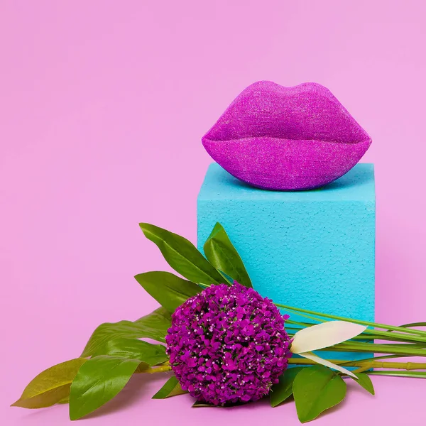 Stilvolle Komposition Lippen und Blumen. Schönheitskonzept — Stockfoto