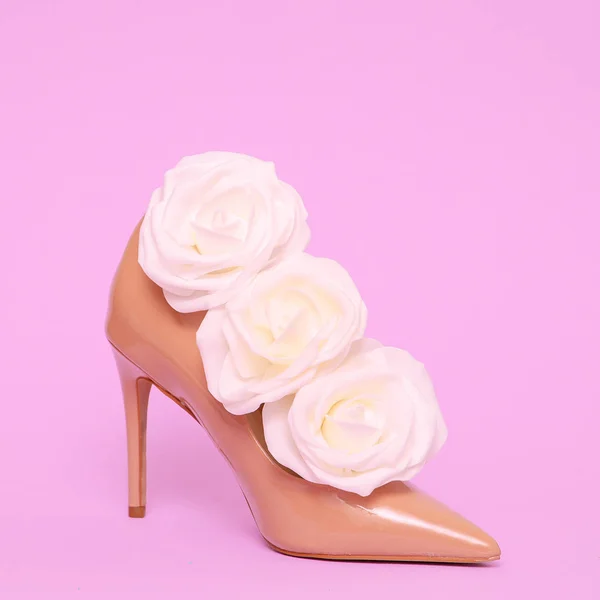 Chaussures à talons hauts et roses blanches. Concept de mode dame — Photo