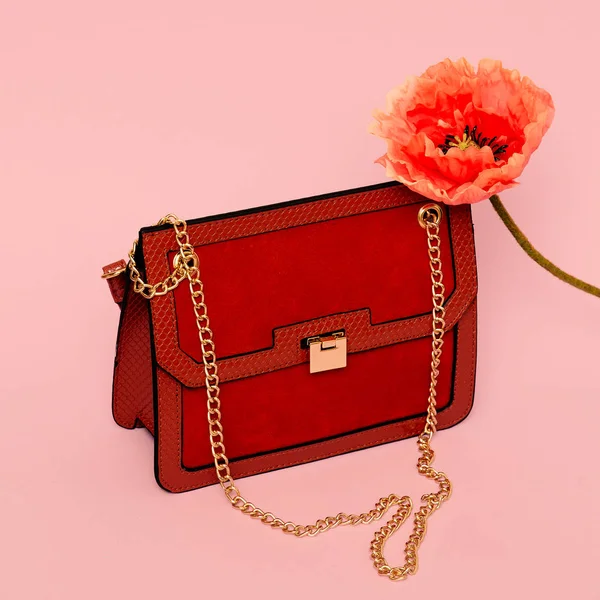 Elegante pochette rossa da donna. Concetto di moda minimale — Foto Stock